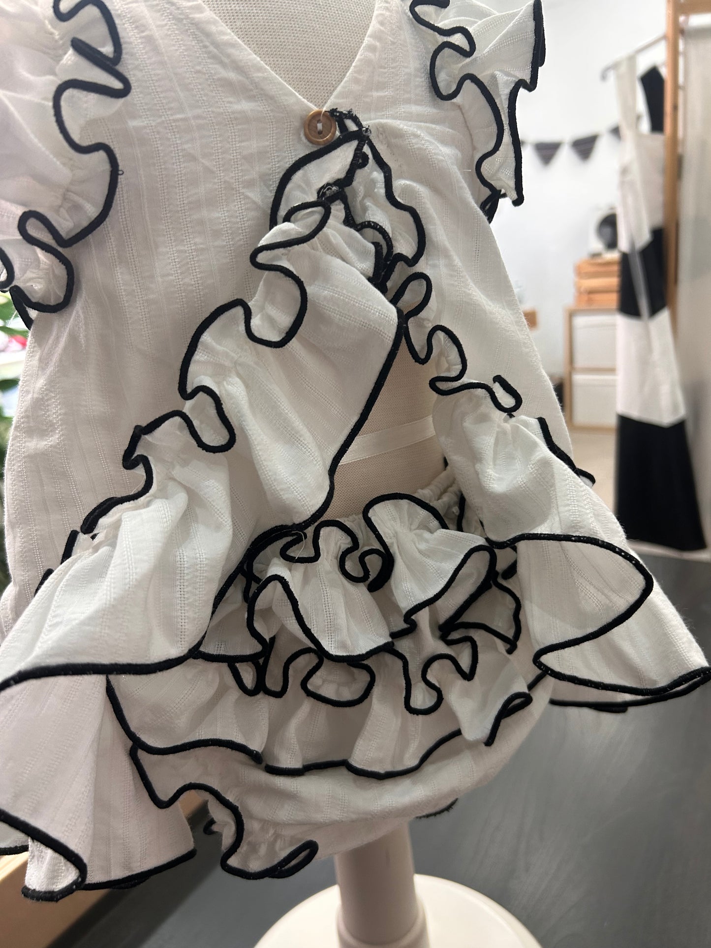 JESUSITO FLAMENCA REMEDIOS - (Blanco ribeteado en negro)